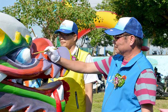 县长锺东锦等人为龙舟点睛。（苗栗县政府提供／李京升苗栗传真）