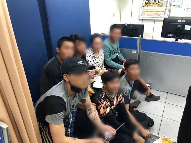 桃警当街逮7名失联越籍移工后送办。(翻摄照片／蔡依珍桃园传真)