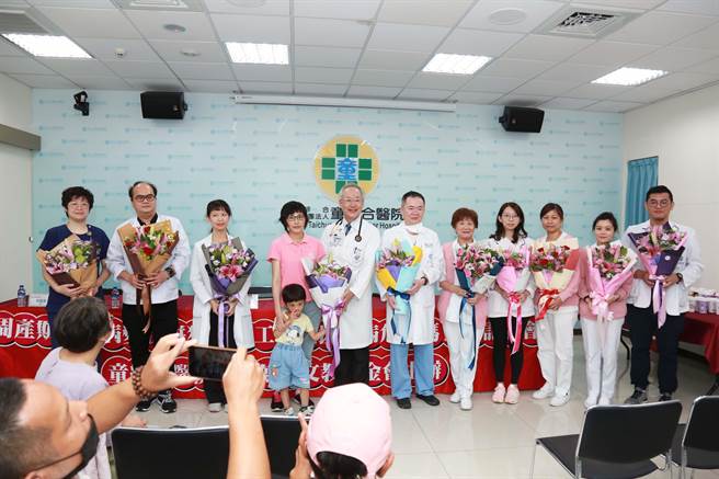 陈姓少妇罹患周产期心肌病，童综合医院帮她植入人工心臟，19日开心庆重生。（陈淑娥摄）