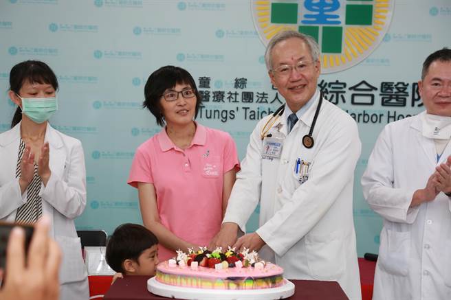 陈姓少妇罹患周产期心肌病，童综合医院帮她植入人工心臟，19日开心庆重生。（陈淑娥摄）