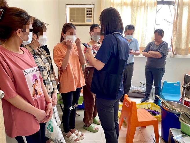 移民署高雄市专勤队员到场查缉11名非法兼职的外籍移工。（翻摄照片／崔正纲高雄传真）