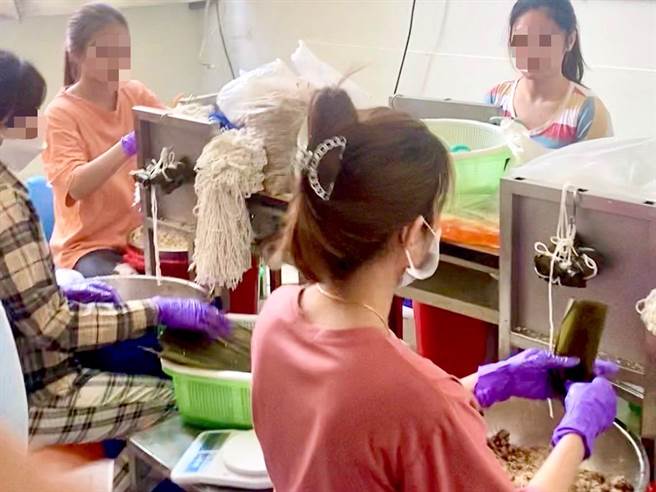 外籍移工对于台湾包粽手法驾轻就熟，能迅速包好粽子。（翻摄照片／崔正纲高雄传真）