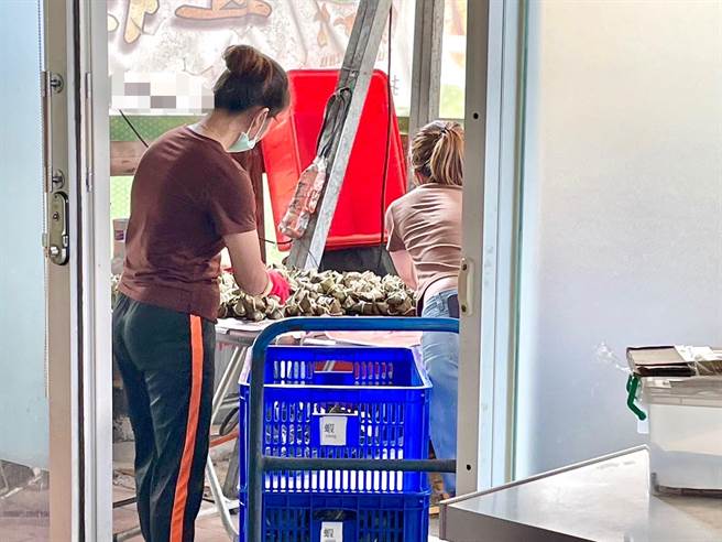 外籍移工对于台湾包粽手法驾轻就熟，能迅速包好粽子。（翻摄照片／崔正纲高雄传真）