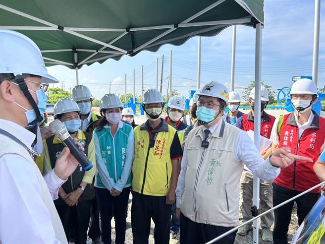 台南市長黃偉哲（右二）今天到學甲區視察法源抽水站工程。（台南市政府水利局提供／張毓翎台南傳真）