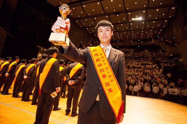 林秉璋退伍後就加入永慶房屋，一年就達成百萬年薪目標，並鼓勵社會新鮮人勇於挑戰自我。(圖/永慶房屋提供)
