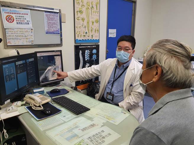 86岁江先生右肩旋转肌近年退化破裂，不仅手臂无法举高且「一动就痛」，连睡觉也时常痛醒，接受「反转式全人工肩关节置换手术」恢復良好。（大里仁爱医院提供／潘虹恩台中传真）