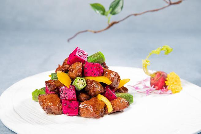 （台北凯达饭店「家宴」中餐厅推出「夏日潮菜」，其中「秋香火龙牛仔粒」以火龙果入馔。图／台北凯达大饭店提供）