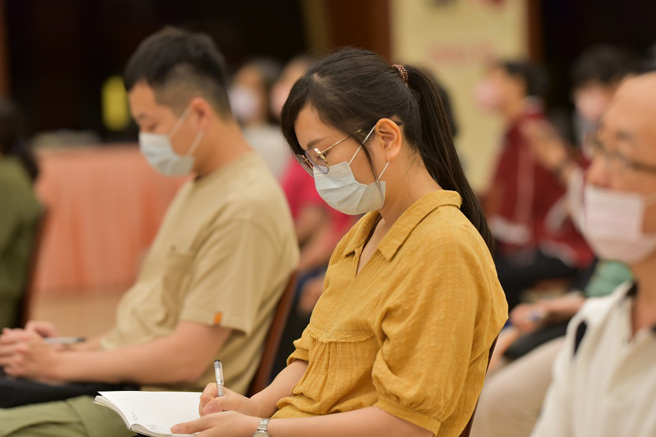 佛光山惠中寺未来与希望系列讲座，听眾认真聆听讲师吴家德分享精采的人生歷程，勤作笔记。（图／惠中寺提供）