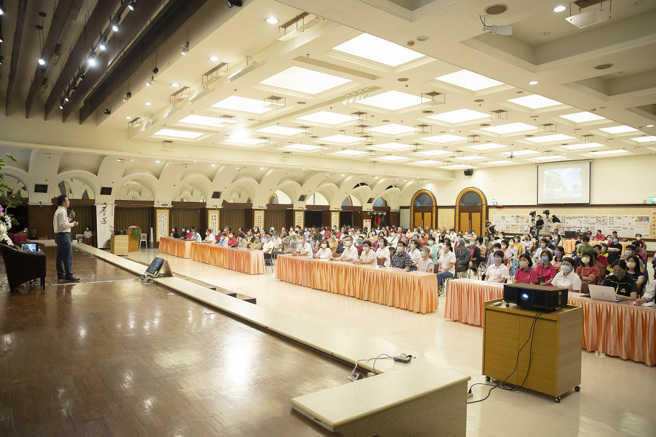 佛光山中区总住持觉居法师(左)偕同讲师吴家德步入大雄宝殿讲台，受到热烈欢迎。（图／惠中寺提供）