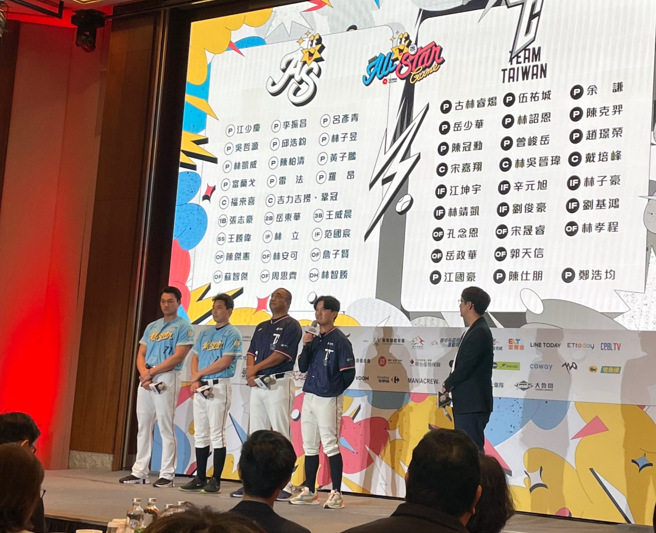 中职明星赛名单公布，球员代表江少庆（左一）、江坤宇（右一）出席。（毛琬婷摄）