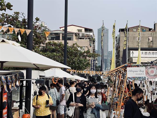 特色市集興起，假日人潮湧現帶動城市觀光，經營攤車品牌也成為年輕人創業熱門選項之一。（柯宗緯翻攝）