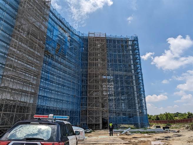 台中市重大建设绿美图传出工安意外，1名喷漆工人从2楼坠落。(民眾提供)