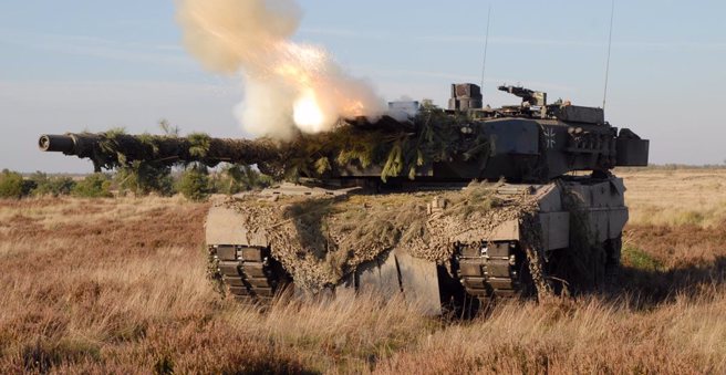 一辆战损后被乌军回收的德制豹2坦克（图）被发现，其炮塔顶部的装甲被炸破。（示意图，Krauss-Maffei Weggman）