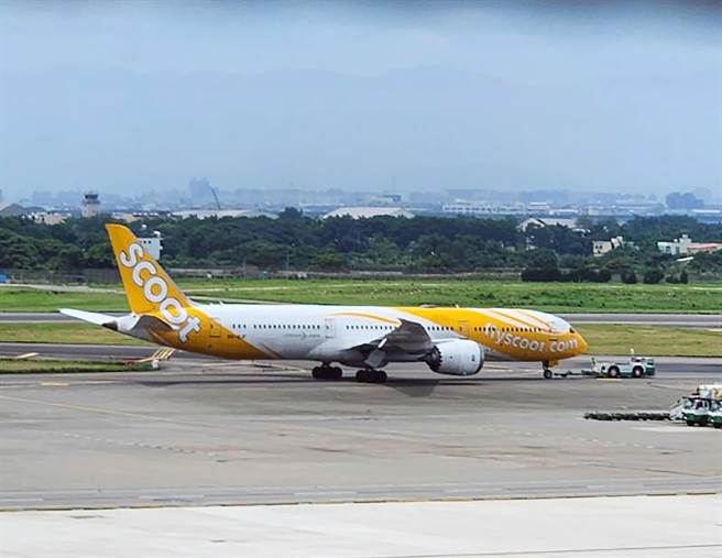 新加坡酷航一架TR897航班，19日深夜12时2分从南韩仁川飞抵桃园国际机场，降落前胎压异常，地勤人员于航班降落后镇，发现鼻轮左侧轮胎整颗不见，只剩右侧轮胎，目前该航班已用拖车移至长荣航太，等待零件进行维修。（读者提供）