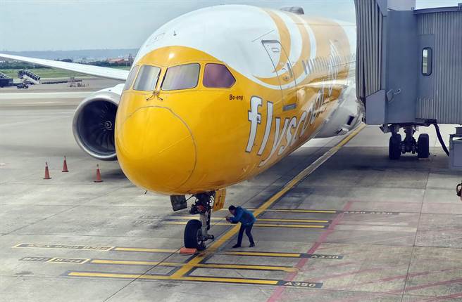 新加坡酷航一架TR897航班，19日深夜12时2分从南韩仁川飞抵桃园国际机场，降落前胎压异常，地勤人员于航班降落后镇，发现鼻轮左侧轮胎整颗不见，只剩右侧轮胎，目前该航班已用拖车移至长荣航太，等待零件进行维修。（读者提供）