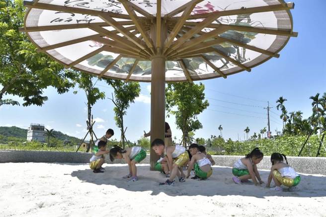 高雄市府结合美浓在地特色，打造美浓特色游戏场。图为以美浓手工业代表「美浓伞」作为遮阳造型棚顶。（高雄市工务局提供／崔正纲高雄传真）