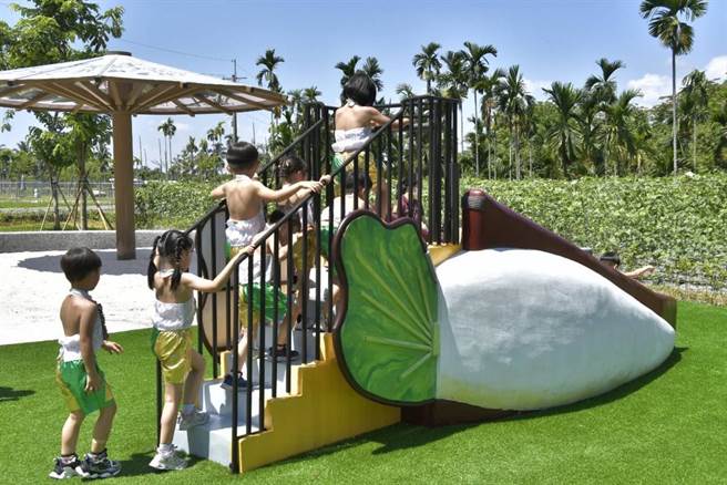 高雄市府结合美浓在地特色，打造美浓特色游戏场。图为美浓特产「白玉萝卜」造型溜滑梯。（高雄市工务局提供／崔正纲高雄传真）