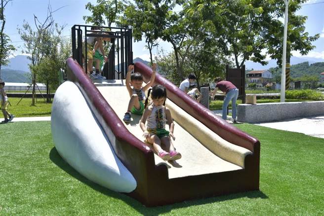 高雄市府结合美浓在地特色，打造美浓特色游戏场。图为美浓特产「白玉萝卜」造型溜滑梯。（高雄市工务局提供／崔正纲高雄传真）