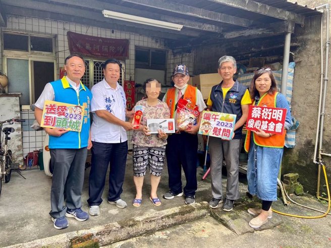 77歲的劉阿嬤（左3）今收到慰問金時，內心滿滿的感動。（吳佩蓉攝）