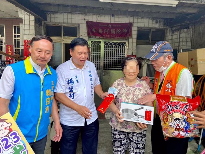 77歲的劉阿嬤（右2）今收到慰問金時，內心滿滿的感動。（吳佩蓉攝）