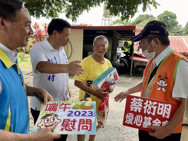 75歲的游阿公（右2）去年發生意外無法工作，僅靠每個月3000元老人年金過生活。（吳佩蓉攝）