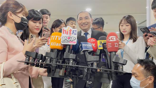 面對民調暫居落後，國民黨總統參選人、新北市長侯友宜引述霹靂布袋戲角色「一頁書」台詞，有信心最後會贏。（呂健豪攝）