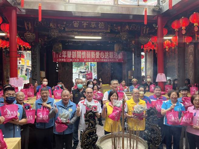 八德三元宫与乾亨不銹钢股份有限公司合作，捐赠1万1千颗爱心粽给弱势户。（陈梦茹摄）