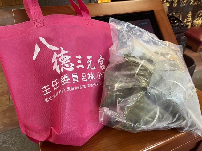 1.1万颗爱心粽将由里长发送给弱势户。（陈梦茹摄）