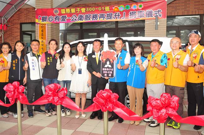 县长夫人陈美琦等人代表受赠。（苗栗县政府提供／李京升苗栗传真）