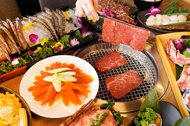 夯下去新潮和牛燒不限時段，選擇指定方案「極上雙和牛牛排放題」，全桌可享「雲林北港烏魚子吃到飽」。（馬辣集團提供）