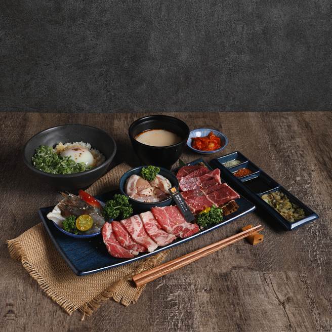 「smile夜食套餐」主餐提供了厚切板腱牛排、伊比利豚、現流雞腿肉、北寄貝、鮮蝦及驢魚菲力，海陸雙饗六款食材。（築間餐飲集團提供）