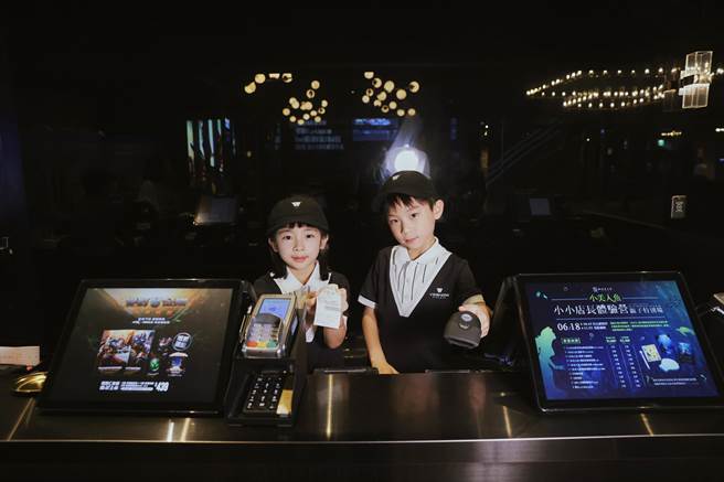 威秀影城首推「小小店长」活动，可亲自体验售票流程。（威秀提供）