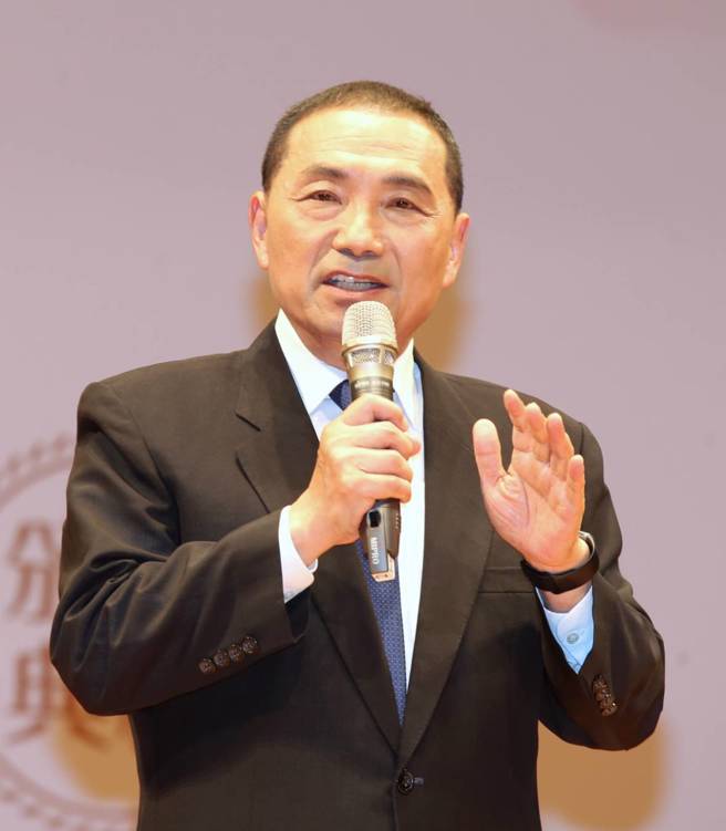 為了「米蟲說」，新北市長侯友宜今再批民進黨長期製造對立與衝突。新北市111學年度畢業生市長獎頒獎典禮-國中組，新北市長侯友宜（左）出席頒發給學生代表，三重高中國中部杜明蓁（右）。（王英豪攝）