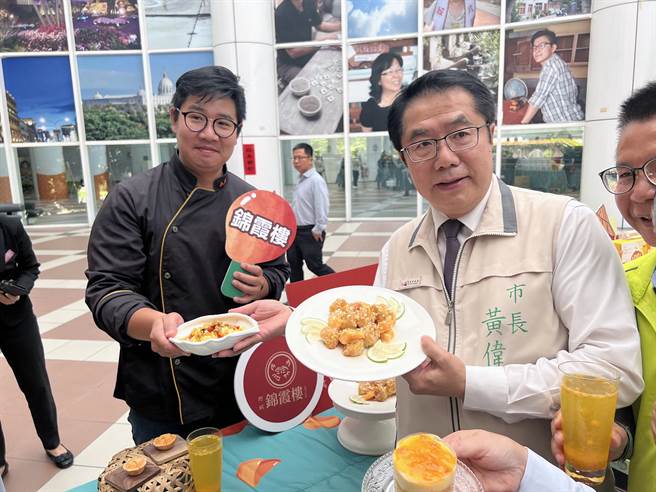 台南市長黃偉哲介紹台南國際芒果節宣傳活動現場展示的料理、甜品。（洪榮志攝）