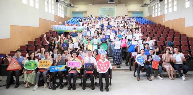 教育局推出校訂課程亮點計畫，今舉辦首屆亮點學校掛牌暨成果發表。（新北市教育局提供）