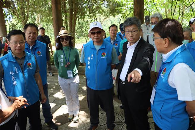 苗栗縣長鍾東錦（中）與客委會主委楊長鎮（右二）視察明德水庫周邊環境。（李京昇攝）