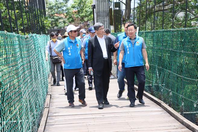 苗栗縣長鍾東錦（左）與客委會主委楊長鎮（中）討論如何提升明德水庫周邊環境。（李京昇攝）