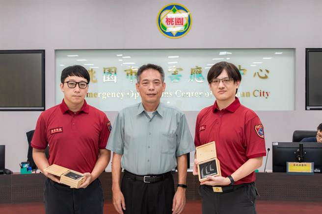 桃園包辦2名全國十大傑出救護技術員，消防局長龔永信希望藉此鼓舞第一線救護員士氣，更期許同仁能以他們為標竿看齊。(消防局提供／蔡依珍桃園傳真)