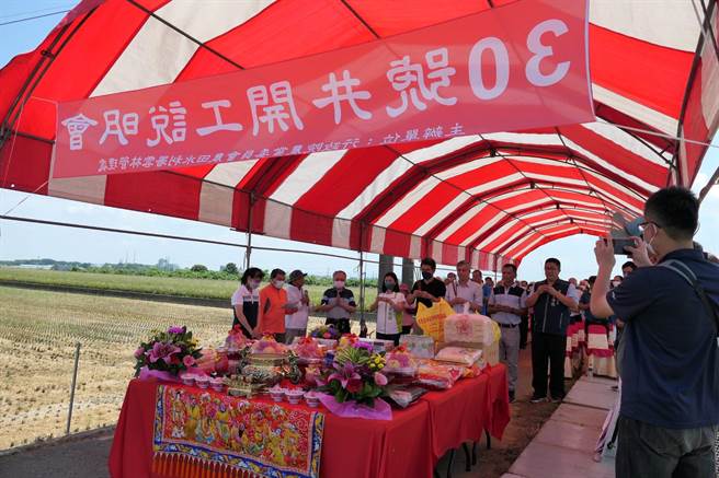 云林县斗六市20年老井出沙且水量减少，农田水利署开凿新井。（张朝欣摄）