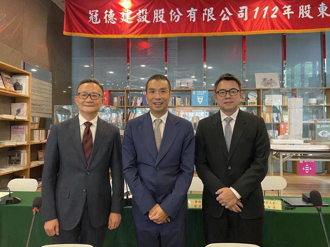 冠德建设董事长马志纲(中)今天在股东会后表示。（图/蔡惠芳）