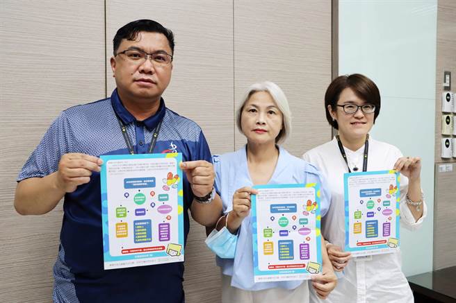 嘉義市政府已研擬「託藥措施流程」，並印製單張發送至公私立幼兒園，將發送給所有家長。（呂妍庭攝）