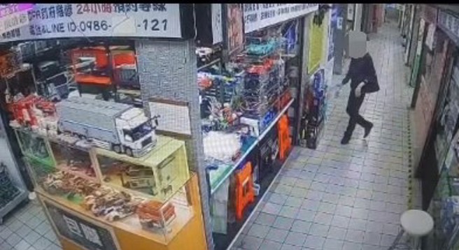 毕嫌于5月初，至中正区八德电子商圈内閒逛，见店家无人看顾，顺手牵羊取走黑色保冷袋1只及时光积木盒一组。（翻摄画面）
