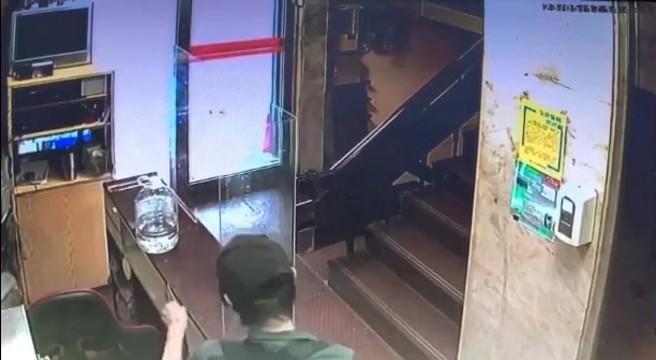 嫌犯在新生南路上一处大楼入口，入内见保全不在位置，迅速至保全座位翻开抽屉，将平板电脑拿走。（翻摄画面）