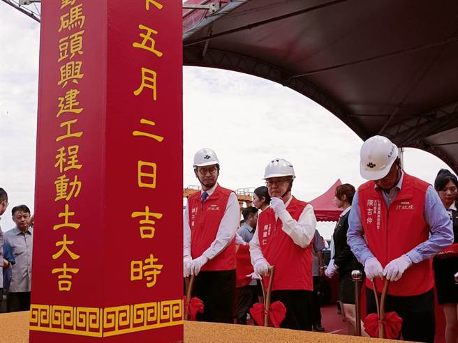 梧棲漁港小船泊區及浮動碼頭興建工程19日動土，行政院長陳建仁（中）主持典禮。（陳淑娥攝）
