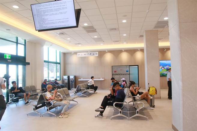 台東富岡港候船室內部裝潢重新優化，民眾直呼媲美機場等級。（台東縣政府提供／蕭嘉蕙台東傳）
