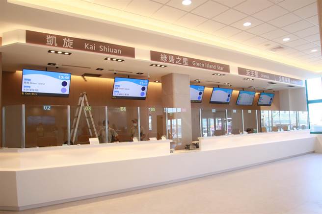 新亮相富岡港候船室整合船班即時資訊系統，並增設大型看板、空間標誌系統、充電區服務。（台東縣政府提供／蕭嘉蕙台東傳真）