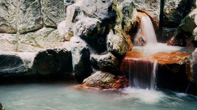 大地酒店拥有来自大屯山脉、有「美人汤」之称的白磺泉，雪景大眾风吕是饭店招牌。（北投大地酒店提供）