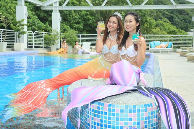 迎接夏季旅游商机，大地酒店近期推出超吸睛的美人鱼真人互动秀，可拍、可看、可互动。（张铠乙摄）