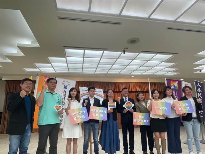 第14届台北市议会高达23位议员，19日组成性平连线，并签署「促进性别平等连线共同愿景承诺书」。（刘彦宜摄）