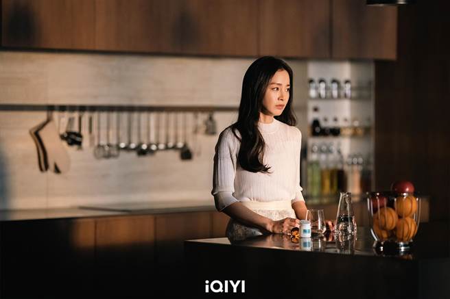 劇中金泰希搬入豪宅後，不時在院子聞到屍臭味。（愛奇藝國際站提供）